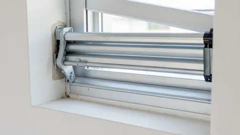 Montaż rolety zewnętrznej we wnęce okiennej