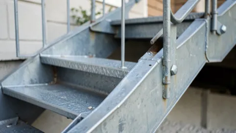 Montaż schodów metalowych zewnętrznych