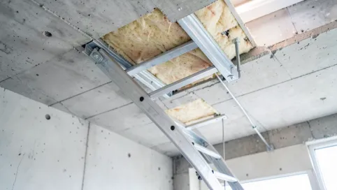 Montaż schodów strychowych w stropie betonowym