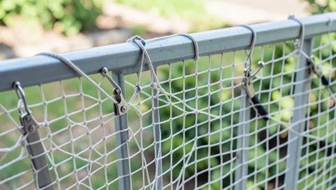 Montaż siatki na balkon bezinwazyjny