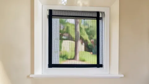 Moskitiera na okno roletą