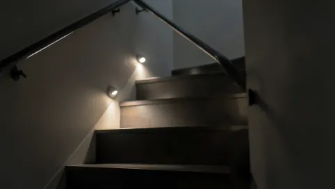 Na jakiej wysokości oświetlenie schodów