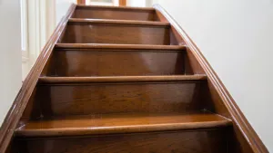 Najlepsza farba do schodów drewnianych