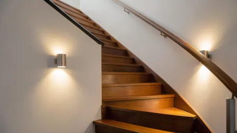 Nowoczesne kinkiety na schody