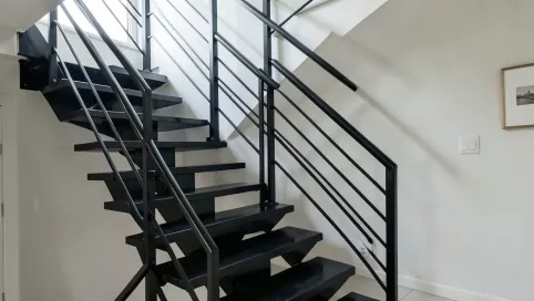 Nowoczesne schody metalowe wewnętrzne