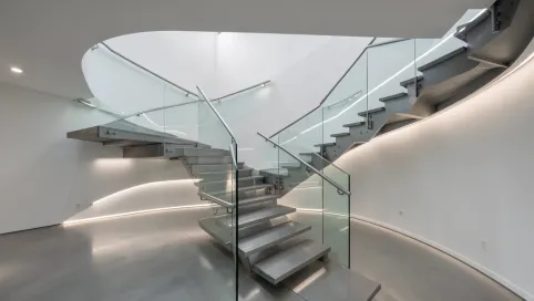 Nowoczesne schody wewnętrzne galerią