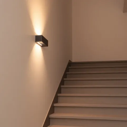 Nowoczesny kinkiet na klatkę schodową