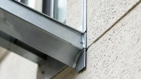 Obróbka blacharska balkonu przy ścianie