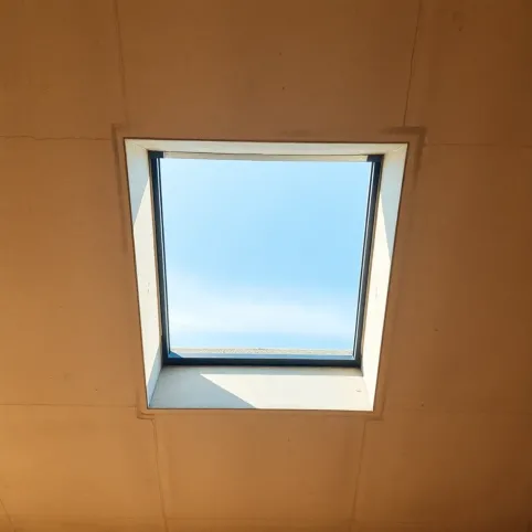 Obróbka okna dachowego w stropie betonowym