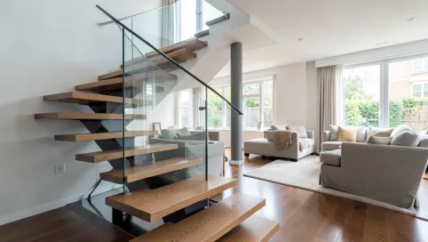 Otwarte schody w salonie