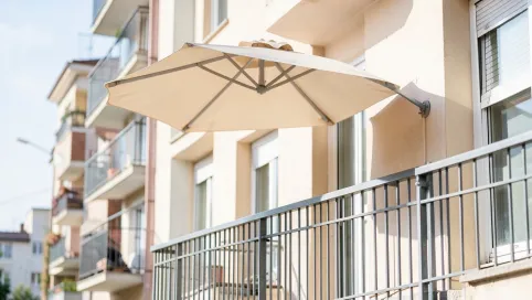 Parasol na balkon w bloku mocowany do barierki