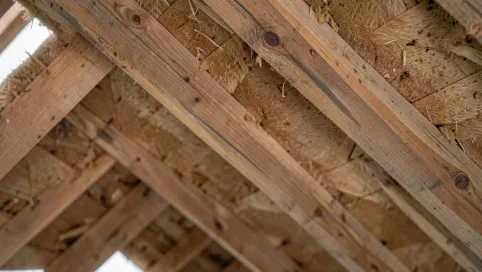 Pełne deskowanie dachu  czy warto