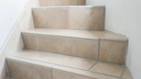 Płytki na schodach jak układać