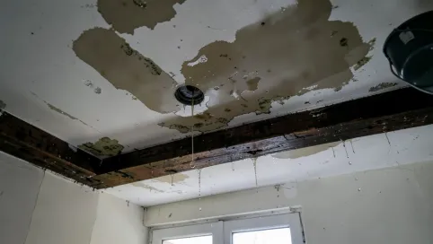 Przeciekający dach na ostatnim piętrze