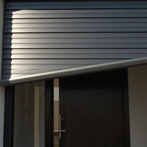 Roleta antywłamaniowa na drzwi wejściowe