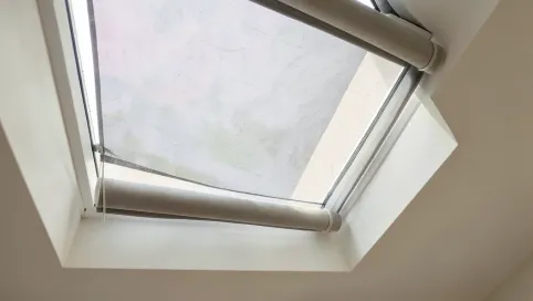 Roleta moskitiera na okno dachowe