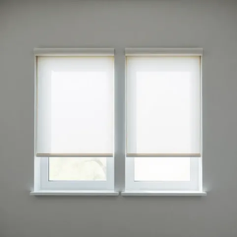 Roleta przyciemniająca a zaciemniająca