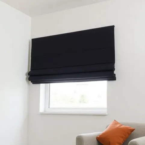 Roleta rzymska na karnisz zaciemniająca