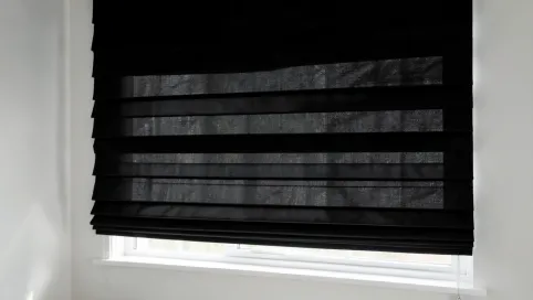 Roleta rzymska zaciemniająca do sypialni