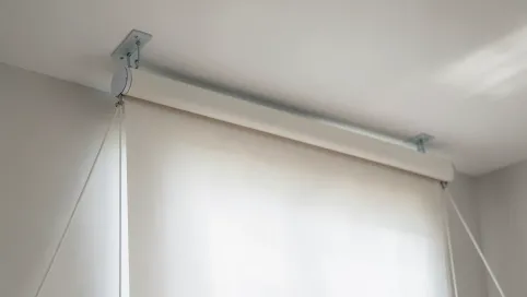 Roleta wolnowisząca montowana do sufitu