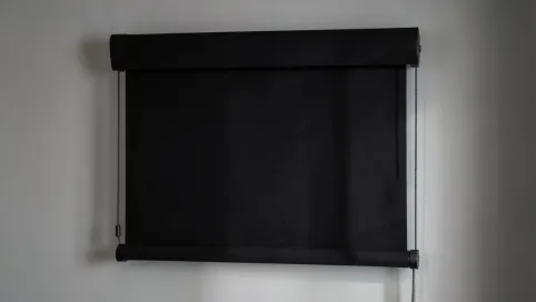 Roleta zaciemniająca z prowadnicami