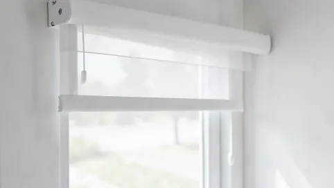 Rolety dzień noc w kasecie z prowadnicami bezinwazyjne