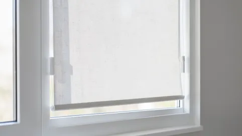 Rolety w kasetach z prowadnicami na okna PCV