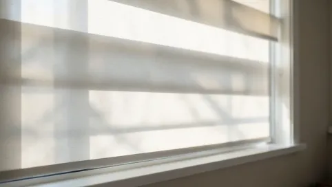 Rolety w świetle szyby