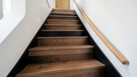 Schody drewniane z czarnymi podstopniami