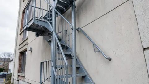 Schody przeciwpożarowe zewnętrzne przepisy