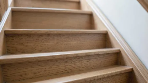 Schody sosnowe czym pomalować