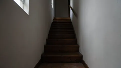 Schody w wąskim korytarzu