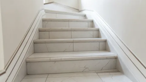 Schody z płytek z listwami