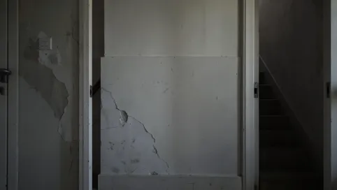 Ścianą między mieszkaniem a klatka schodowa