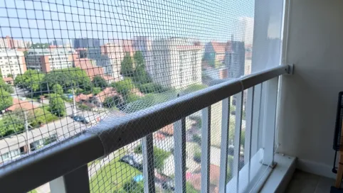 Siatka na balkon na gołębie bez wiercenia