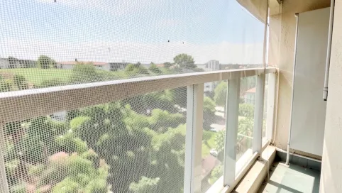 Siatka na balkon przeciw owadom