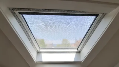 Siatka na okno dachowe dla kota