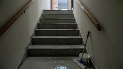 Sprzątanie klatki schodowej w bloku