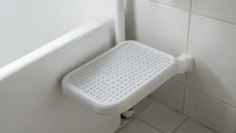 stopień z poręczą  schodek do wanny antypoślizgowy