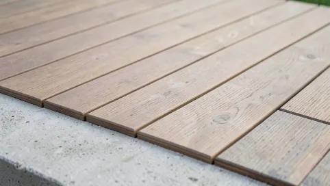 Taras drewniany na wylewce betonowej
