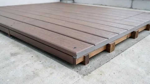 Taras z desek kompozytowych na betonie