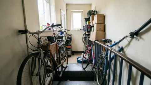 Trzymanie rzeczy na klatce schodowej