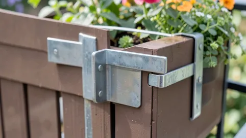 Uchwyty do skrzynek balkonowych metalowe