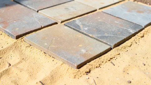 Układanie płyt tarasowych na piasku