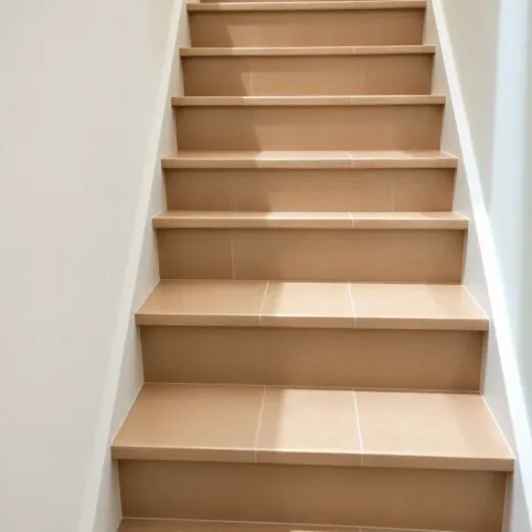 Układanie płytek z kapinosem na schodach