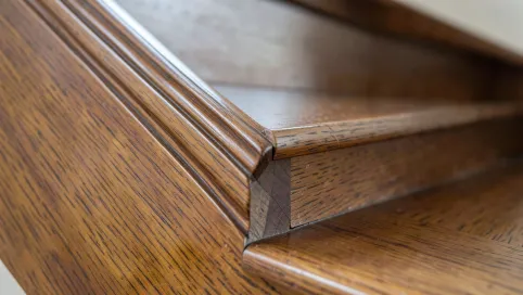 Wykończenie schodów listwami