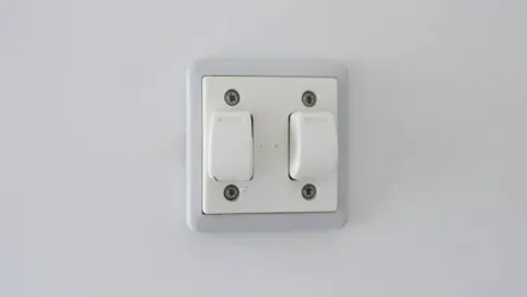 Wyłącznik schodowy i zwykły w jednym