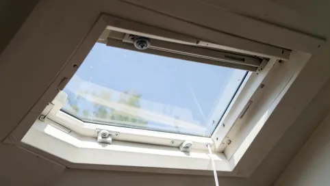 Wymiana szyby w oknie dachowym Roto