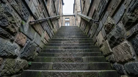 Wysokie schody z kostki brukowej