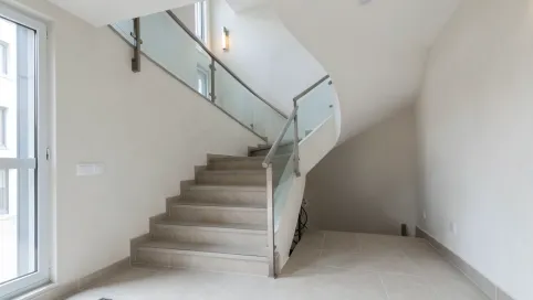 Zabudowa klatki schodowej w bloku